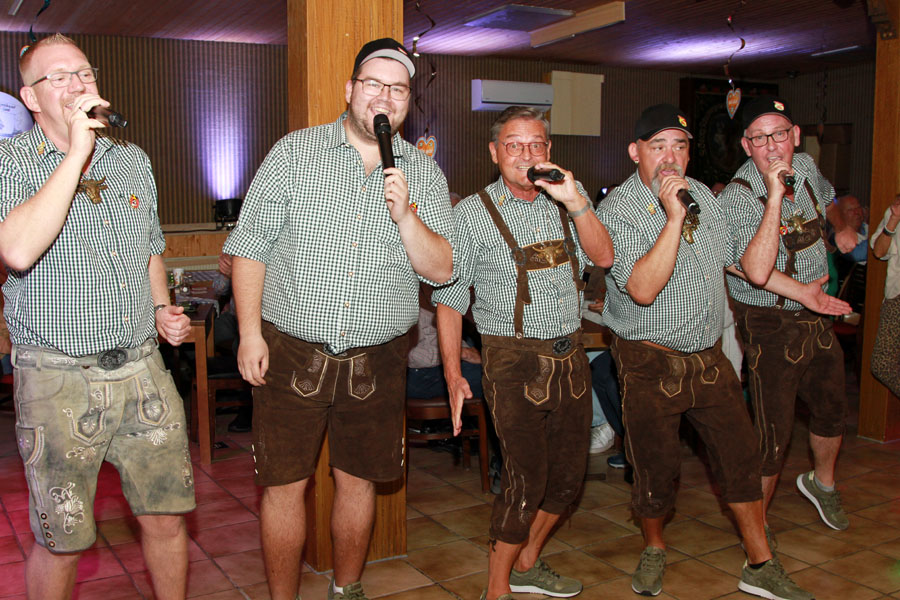 Die Ötzis in Aktion bei ihrer erfolgreichen Geburtstagsparty. Foto: Gerd Simons