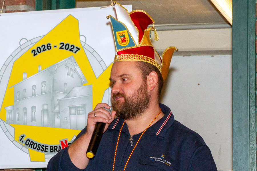 Kommdant Kevin Bücken wurde der Ehrenhut verliehen. Foto: Jana Behrens