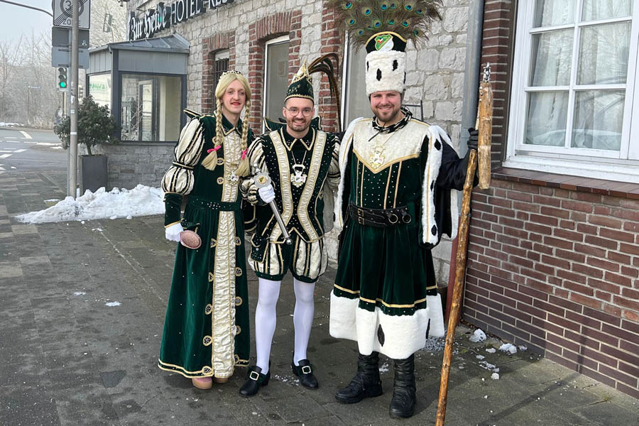 Sind bis zum 17. Januar 2026 noch in Amt und Würden: Prinz Max II. (Mitte), Jungfrau Chrissie (l.) und Bauer Julian. Foto: Heinz Sauer