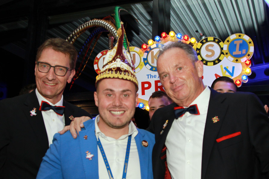 Der designierte Prinz Lukas I. Brepols (Mitte) wird nach der Übergabe seiner Prinzenfedern durch Senatspräsident Walter Klein (r.) und Vizesenatspräsident Matthias Hindemith (l.). Foto: Gerd Simons