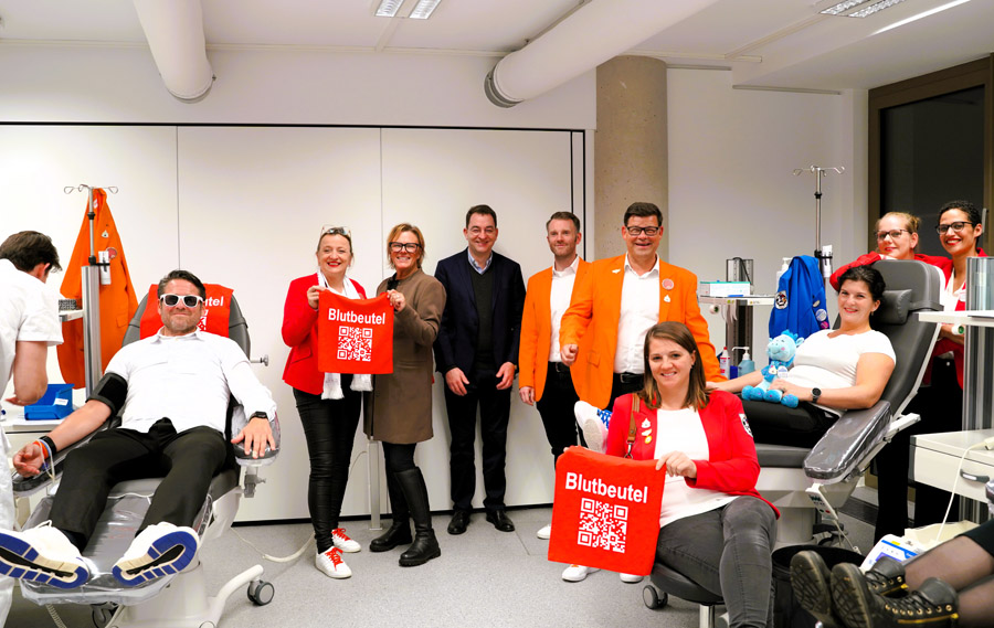 Prinzessin Anne I. (3.v.r), eine Abordnung ihres Hofstaats sowie Mitarbeiter*innen beim Blutspendedienst des Uniklinikums. Foto: Michael Schnittler.