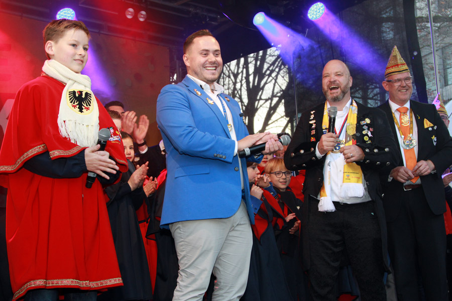v.l.n.r.: Märchenprinz Phil II. Meis, Prinz Lukas I. Brepols, OB Dr. Michael Ziemons und AAK-Präsident Frank Prömpeler. Foto: Gerd Simons