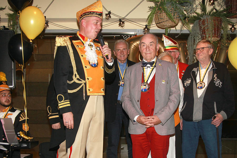 Kommandant Michael Hommelsheim (2.v.l.) stellte mit Hein Schnitzler den neuen Träger der Jupp-Schollen-Plakette vor. Foto: Helmut Koch