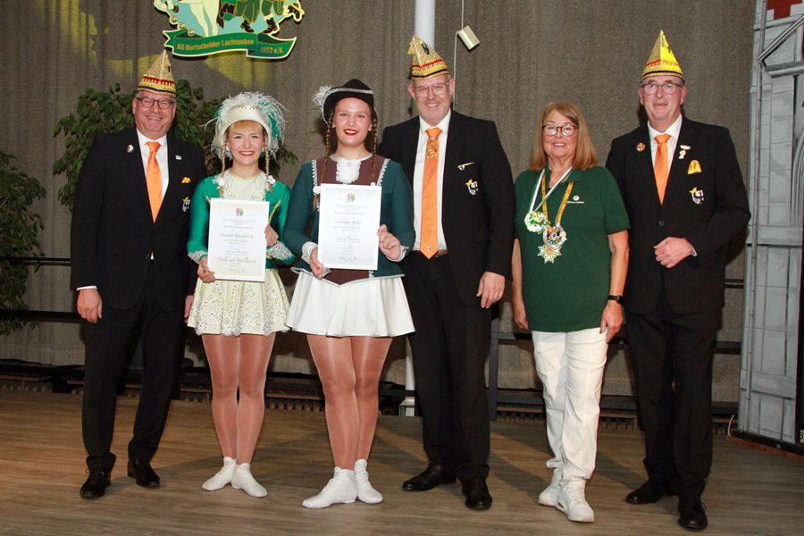 Chantal Wichterich (2.v.l.) und Caroline Wust (3.v.l.) wurde durch den AAK mit dem BDK-Treueabzeichnen geehrt. Foto: Gerd Simons