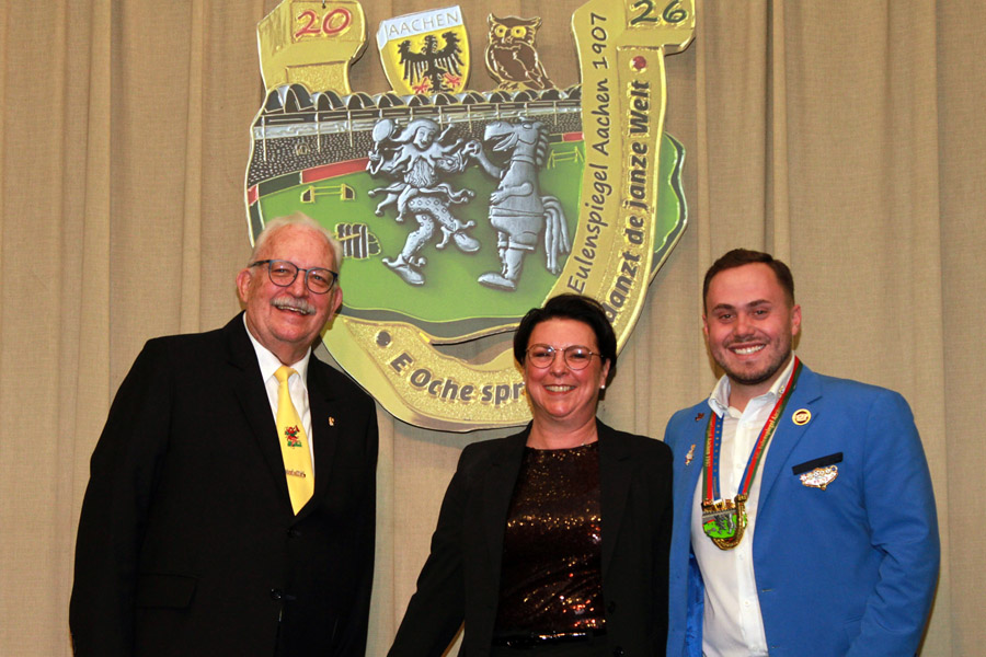 v.l.n.r.: Ehrenpräsident Otmar Mülly, Präsidentin Birgit Lynen und der designierte Prinz Lukas I. Brepols. Foto: Gerd Simons