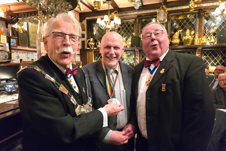 v.l.n.r.: Ehrenpräsident Leo Bardenheuer, Krüzzbrür-Ordensträger Dr. Walter Vennen und Vorsitzender Franz-Josef Staat. Foto: Gerd Simons