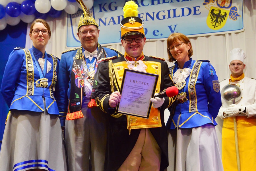 Daniel Schaakxs (Mitte) nahm stellvertretend für Jeckomio TV den Hilde-Niesen-Gedächtsnisorden entgegen. Foto: Gustav Pohland