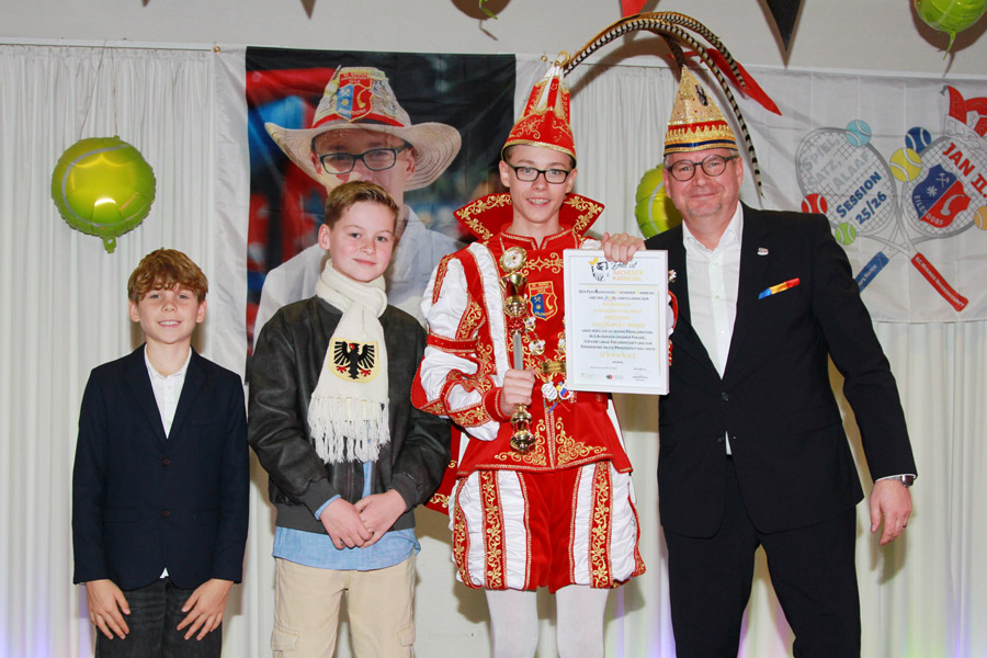 v.l.n.r.: Hofmarschall Julian Jägerberg, der designierte Märchenprinz Phil II. Meis, Eilendorfs Jugendprinz Jan II. und AKiKa-Leiter Thomas Jägerberg. Foto: Gerd Simons